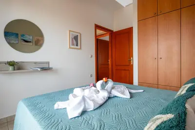a bedroom with two towels on a bed at Armeria Apartments in Daratso