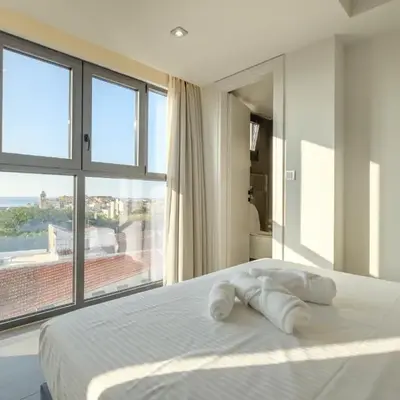 Sky-High Central Penthouse w. Stunning Views - 01
