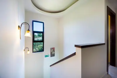 a room with a white wall with a window at Villa Litsarda in Litsárdha