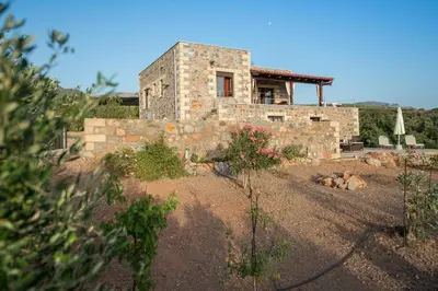 a stone house in the middle of a yard at Blue Pearl Villa in AmigdhalokeFálion