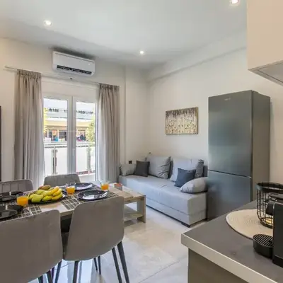Neaira City Apartment Near The Beach