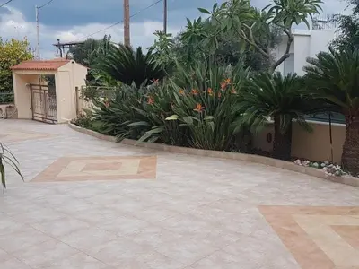 a courtyard with a bunch of plants and flowers at Sofie's Garden View Apartment in Daratso