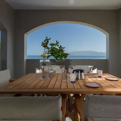 Zoe's Place - 2 BD Beachfront Apartment