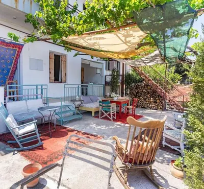a patio with a bunch of chairs and a table at Η αυλή της Ασπασίας, Χανιά Κρήτη in Lákkoi
