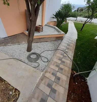 a garden with a tree and a hose at Moments in Áptera
