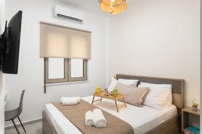 a bedroom with a bed and a table with towels at Casa Makda in Parigoría