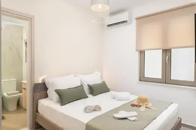 a white bedroom with a bed with towels on it at Casa Makda in Parigoría