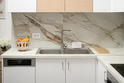 a kitchen with a sink and a bowl of fruit at Casa Makda in Parigoría