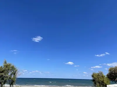 a view of the ocean from the beach at \u4e24\u5367\u5ba4\u516c\u5bd3-\u5e26\u9732\u53f0\u82b1\u56ed in Chania Town