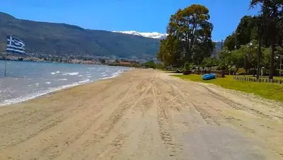 a dirt road next to a body of water at Penthhouse Studio next to the beach in Souda