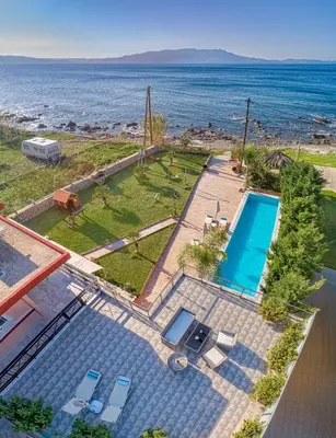 an overhead view of a swimming pool and the ocean at Julia's Cosy Apt in Ravdhoúkha