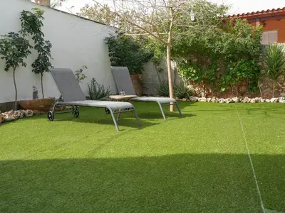 two chairs and a table in a yard at Sternes house in Stérnai