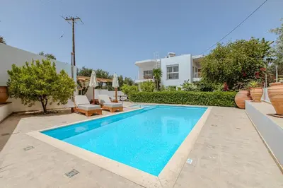 a swimming pool in the backyard of a house at Villa Xamadochori in Xamoudhokhórion