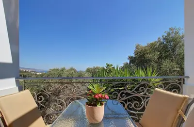 a balcony with a table and chairs with a view at Constantin in Dhémbla