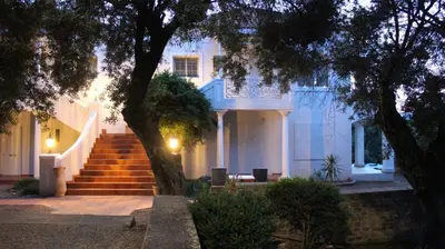 a white house with stairs and a tree at Constantin in Dhémbla