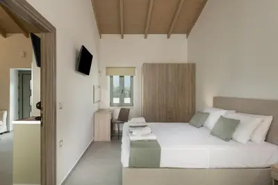 a bedroom with a large white bed in a room at Villa Lakioto in Dhémbla