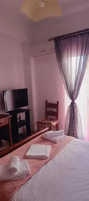 a bedroom with a bed with a mirror and a window at casa di Beatrice in Georgioupolis