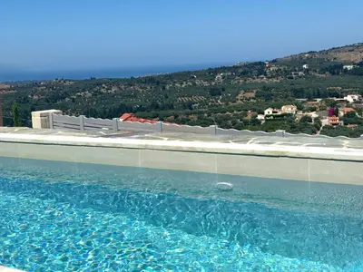 a large swimming pool with a view of a mountain at Le Havre in Païdhokhórion