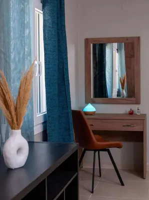 a room with a desk and a mirror and a chair at loupagio di mare in Plátanos
