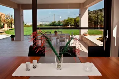 a table with a vase on top of a table at Villa Lofos in Perivólia