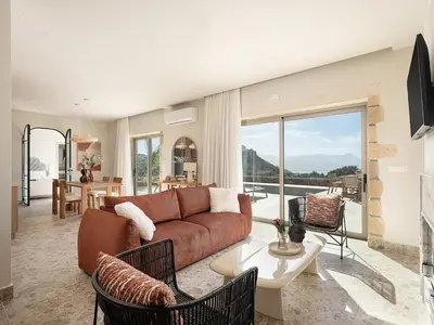 a living room with a couch and a table at Casa Viento in Ravdhoúkha