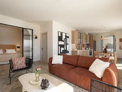 a living room with a couch and a table at Casa Viento in Ravdhoúkha