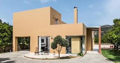 a house with a tree in front of it at Villa Casa di Verde in Patellárion