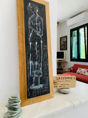 a picture of a man on a table in a living room at Temenia House in Teménia