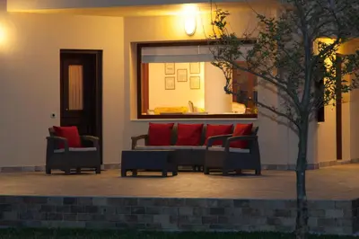 a living room with a couch and red pillows at Villa Allegra in Korfalónas