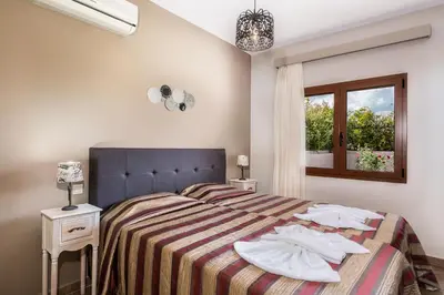 a bedroom with a bed with towels on it at Lila hill house in Stalos