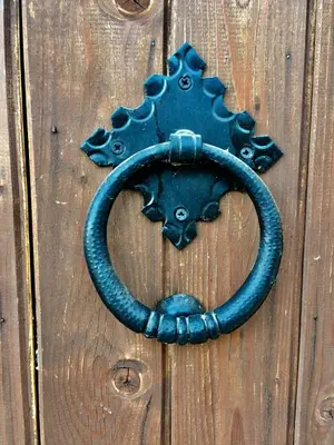 a blue door handle on a wooden door at Bendeni Cottage in Megála Khoráfia