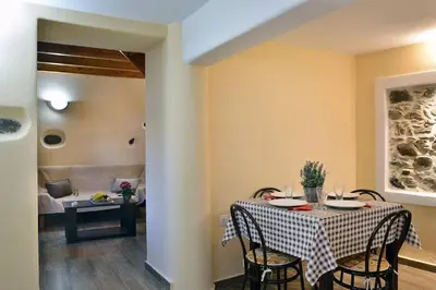 a dining room with a table and chairs at George & Helen's House in Ayiá