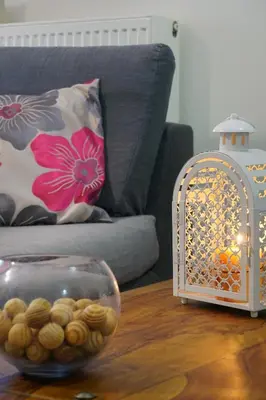 a table with a bowl of peanuts and a bird cage at Sunny Apartment in Daratso