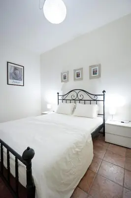 a bedroom with a large bed with white sheets at Sunny Apartment in Daratso
