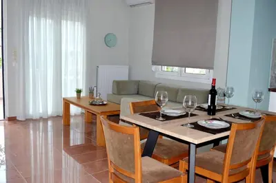 a living room with a table with wine glasses on it at Cosy Apartments Daphne in Daratso
