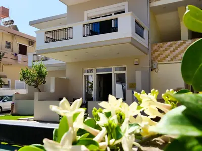 a house with white flowers in front of it at Cosy Apartments Daphne in Daratso