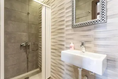 a bathroom with a sink and a mirror at Villa Lulla in Beritianá