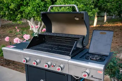 a grill with a laptop on top of it at Villa Pervoli in Varípetron