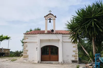 a small church with a cross on top of it at Studio Batilas in Kaláthenai