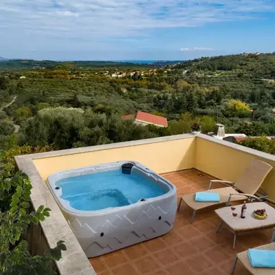 Villa Erontas -Private heated jacuzzi and mini pool