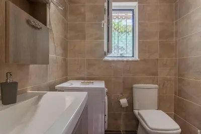 a bathroom with a tub and a toilet and a sink at ΠΑΡΑΘΑΛΑΣΣΙΟ in Ayiá