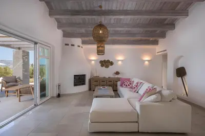 a living room with a couch and a table at Villa Everlong in Vamos
