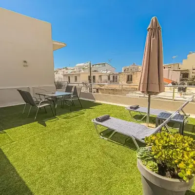 Fully renovated apartment in the city centre with roof garden! 3 minutes from the bus station and 6 minutes from the old town