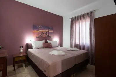 a bedroom with a bed with two towels on it at Mari Helen in Kamisianá