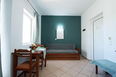 a room with a bed and a table and a window at Mari Helen in Kamisianá