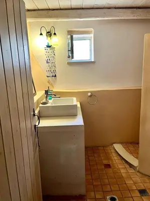 a bathroom with a sink and a mirror at Maison Théia, entre mer et montagne Samonas in Samonás