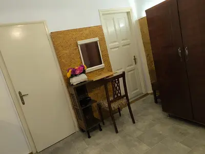 a room with a desk with a mirror and a chair at Aloni Studio in Azoyirás