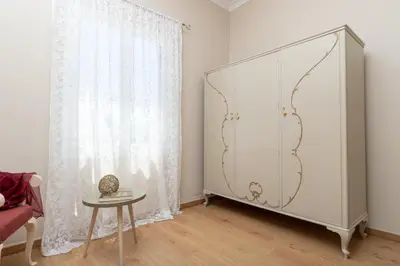 a dressing room with a large mirror and a table at Πλήρως ανακαινισμένη μονοκατοικία. in Chania Town