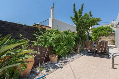 a garden with a wooden fence and a bench at Villa Henry Darmarohori in Darmarochori