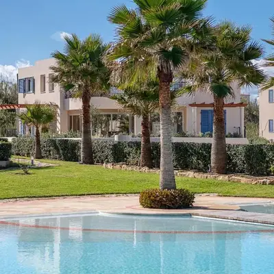 Calmaliving Seaside apartments with pool